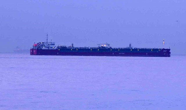 Zehirlenme yaşanan tanker gemisi, günün ilk ışıklarıyla görüntülendi