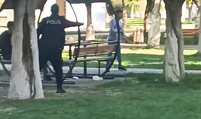 Zihinsel engelli genç bıçakla vatandaşlara saldırdı