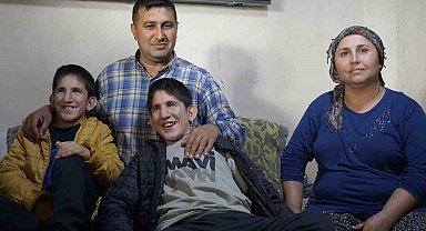 13 yaşındaki ikizler Kromozom 4q Delesyon Sendromu ile mücadele ediyor