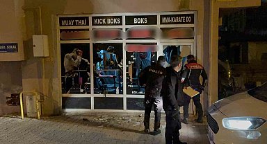 13 yaşındaki kız çocuğuna taciz iddiasıyla spor salonunun camlarını kırdılar