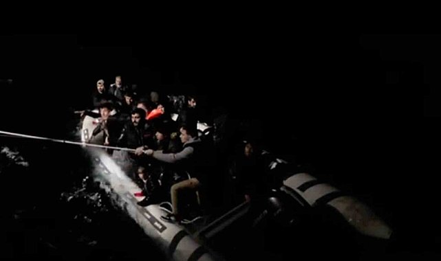 13'ü çocuk 29 düzensiz göçmen kurtarıldı, 2 göçmen kaçakçısı yakalandı