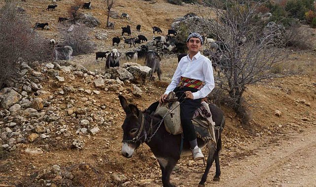 18 yaşındaki Yusuf söylediği manilerle ilgi odağı oldu