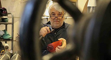 38 yıldır ilmek ilmek işleyerek mesleğini yaşatmaya çalışıyor