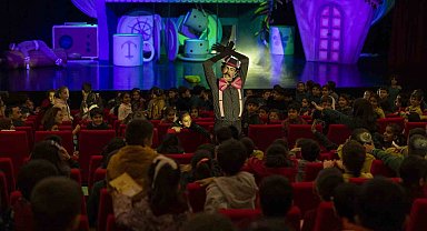 'Bisküvi Adam' sahneye çıktı, minik seyirciler kahkahaya boğuldu