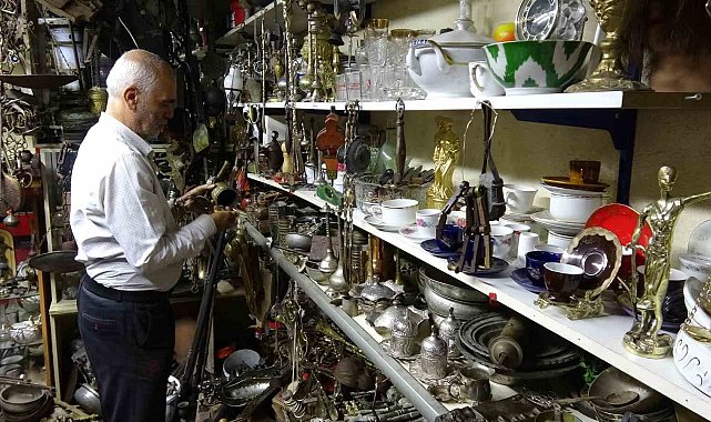 45 yıldır topladığı antika eşyaların sayısını kendisi de bilmiyor