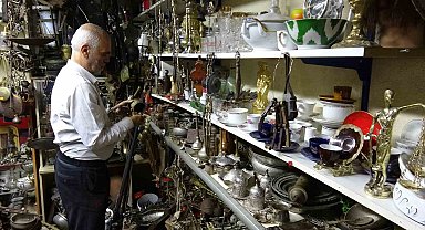 45 yıldır topladığı antika eşyaların sayısını kendisi de bilmiyor