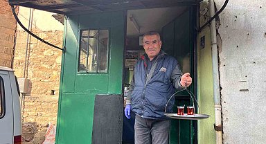 50 yıllık çay ocağında baba mesleğini sürdürüyor