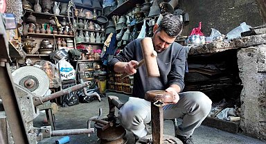 6 yaşında başladığı bakırcılığı neredeyse yarım asırdır sürdürüyor