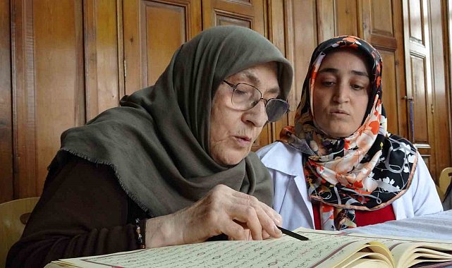 75 yaşındaki Fatma teyzenin Kur'an-ı Kerim öğrenme azmi