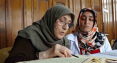 75 yaşındaki Fatma teyzenin Kur'an-ı Kerim öğrenme azmi