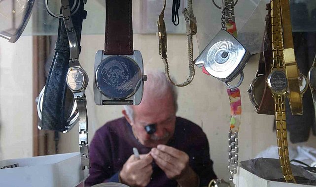76 yaşındaki saat ustası, 61 yıldır zamana ayar veriyor