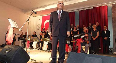 82 yaşındaki emekli müsteşar koro şefliği yapıyor