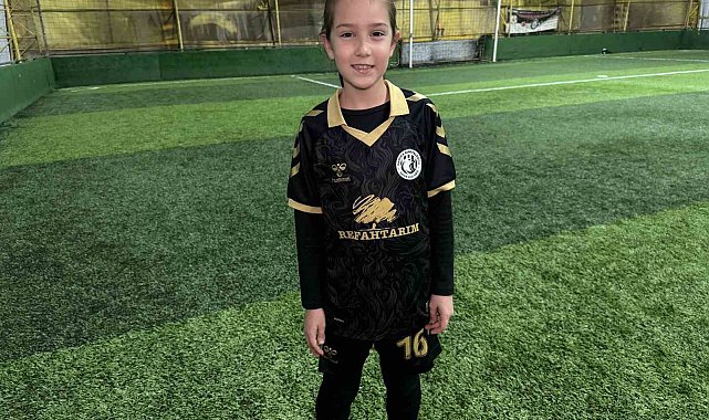 9 yaşındaki Defne'nin golleri beğeni topladı