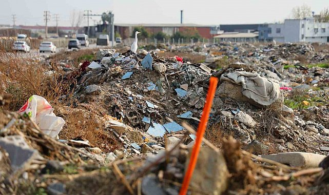 Adana merkezindeki arazi, çöp ve moloz doldu
