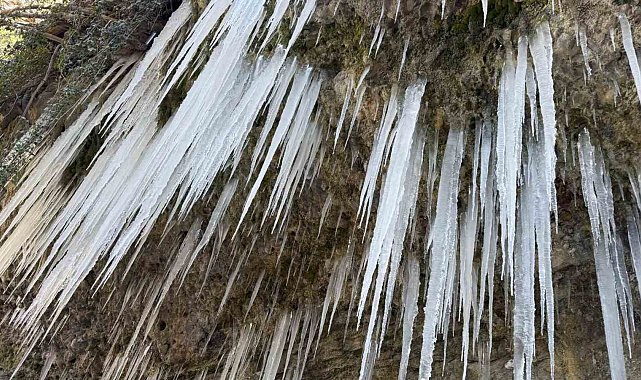 Adana'da buz sarkıtları oluştu