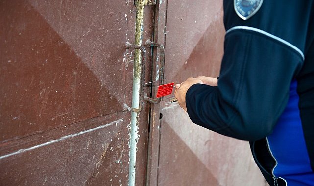 Adana'da depoda kokmuş 25 kasa tavuk ele geçirildi