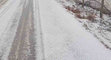 Adana'da dolu yağdı, yollar ve tarlalar beyaza büründü