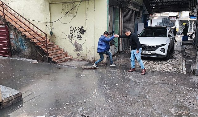 Adana'da esnaf kanalizasyon sorununun bir türlü çözülmemesine tepkili