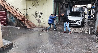 Adana'da esnaf kanalizasyon sorununun bir türlü çözülmemesine tepkili