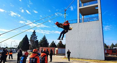 Adana'da nefes kesen deprem tatbikatı: Askıda kalan araçtakileri kurtardılar