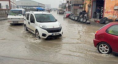 Adana'da yağmur hayatı olumsuz etkiledi: Semt pazarı göle döndü