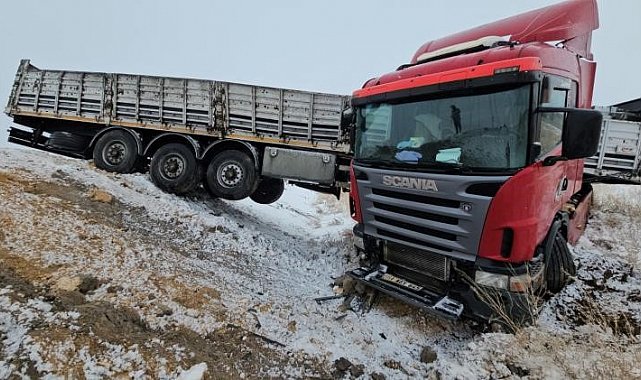 Adilcevaz'da briket yüklü tır devrildi: 1 yaralı