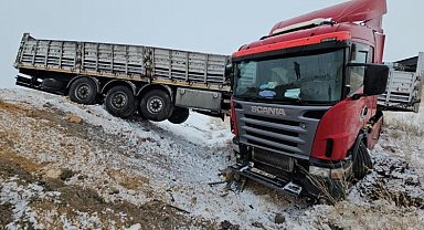Adilcevaz'da briket yüklü tır devrildi: 1 yaralı