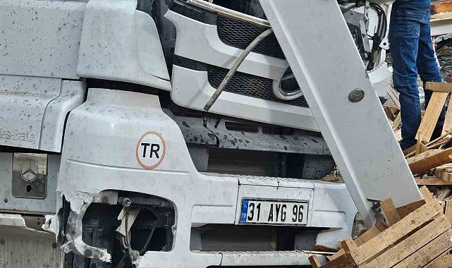 Adilcevaz'da tavuk eti yüklü tır kaza yaptı: Sürücü yaralandı, tavuklar çevreye dağıldı