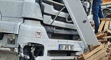 Adilcevaz'da tavuk eti yüklü tır kaza yaptı: Sürücü yaralandı, tavuklar çevreye dağıldı