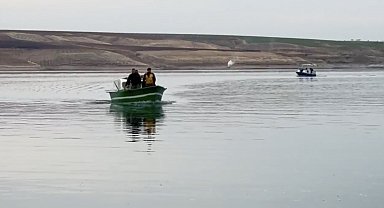 Adıyaman'da baraj gölünde tekne alabora oldu: 5 kişiden 1'i kayıp