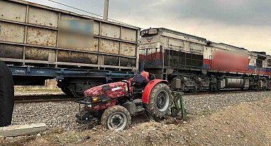 Adıyaman'da raylardan geçmeye çalışan traktöre tren çarptı: 1 yaralı