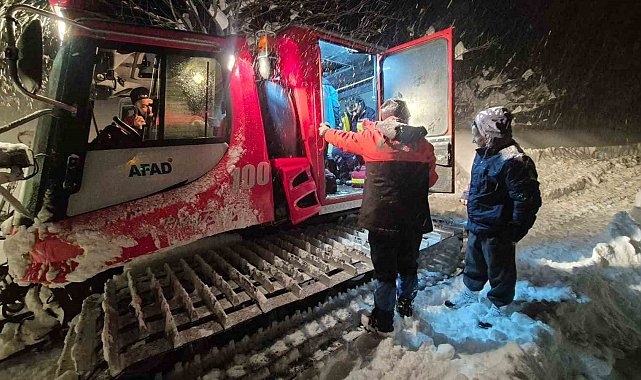 AFAD ve UMKE ekipleri kar sebebiyle yolu kapanan köydeki hasta için seferber oldu