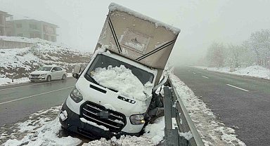 Ağaçlar devrildi yol kapandı, araçlar kayıp kaza yaptı