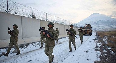 Ağrı Dağı eteklerinde görev yapan Mehmetçik yeni yıla vatan nöbetinde girdi