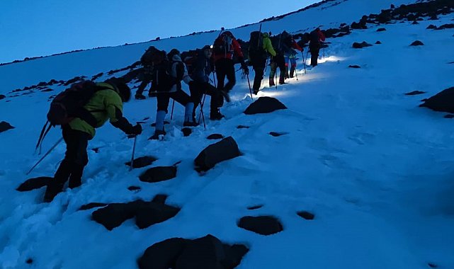 Ağrı Dağı'nda kar altında zorlu tırmanış başladı