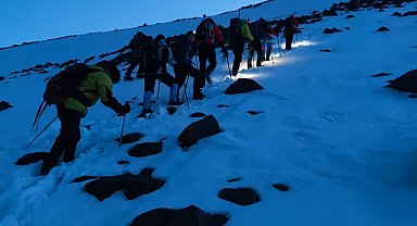 Ağrı Dağı'nda kar altında zorlu tırmanış başladı
