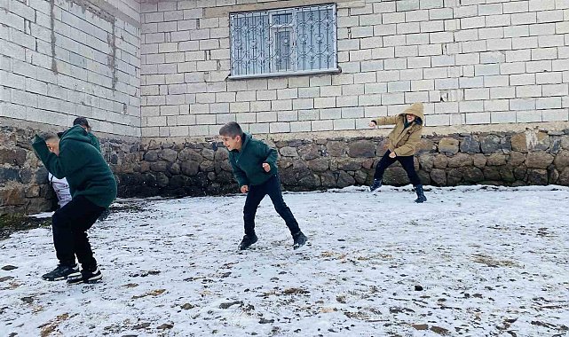 Ağrı'da çocuklar karın tadını çıkardı
