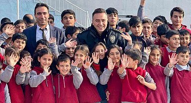 Ağrı'da emniyet personelinden minik yüreklere kışlık bot