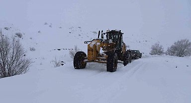Ağrı'da kar yağışı 423 köy yolunu ulaşıma kapattı