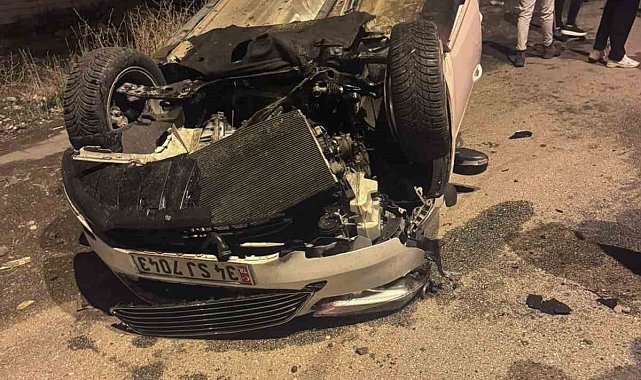 Ağrı'da kazada kaldırıma çarpan araç takla attı: 2 yaralı