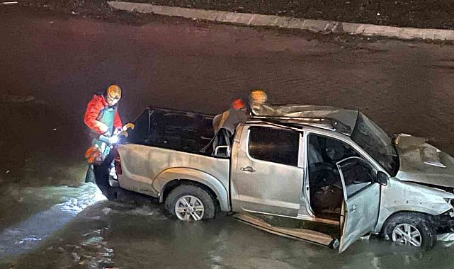 Ağrı'da Murat Nehri'ne uçan pikaptaki 5 kişi yaralı kurtarıldı