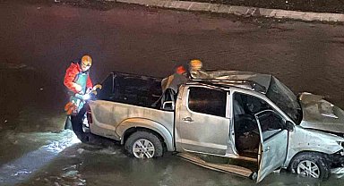 Ağrı'da Murat Nehri'ne uçan pikaptaki 5 kişi yaralı kurtarıldı