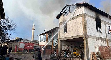 Ahırdaki 6 büyük ve 40 küçükbaş hayvan yangında son anda kurtarıldı