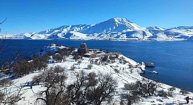 Akdamar Adası beyaz gelinliğini giydi: Doğaseverler adaya çıkarma yaptı