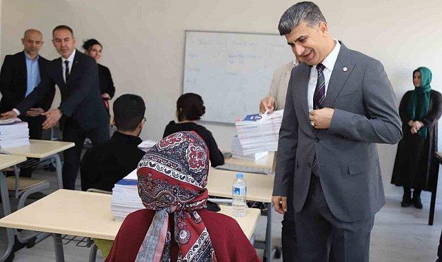Akdeniz Belediyesinden gençlere kaynak kitap desteği