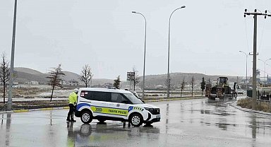 Aksaray'da Ortaköy yolu yoğun kar yağışı nedeniyle ulaşıma kapatıldı