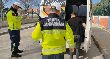 Aksaray'da trafik jandarması okul servislerini aralıksız denetliyor