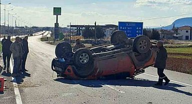 Aksı kırılan pikap takla attı