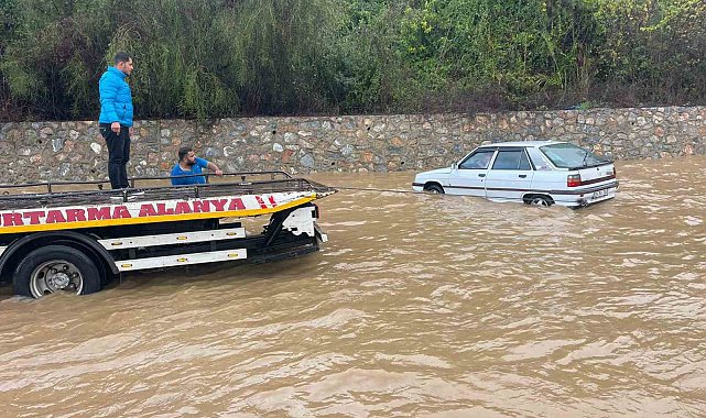 Alanya-Antalya karayolunda araçlar mahsur kaldı