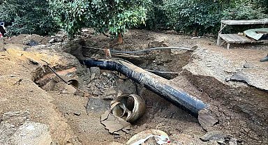 Alanya'da DSİ'ye ait sulama borusu patladı, park halindeki otomobil suyla birlikte portakal bahçesine sürüklendi